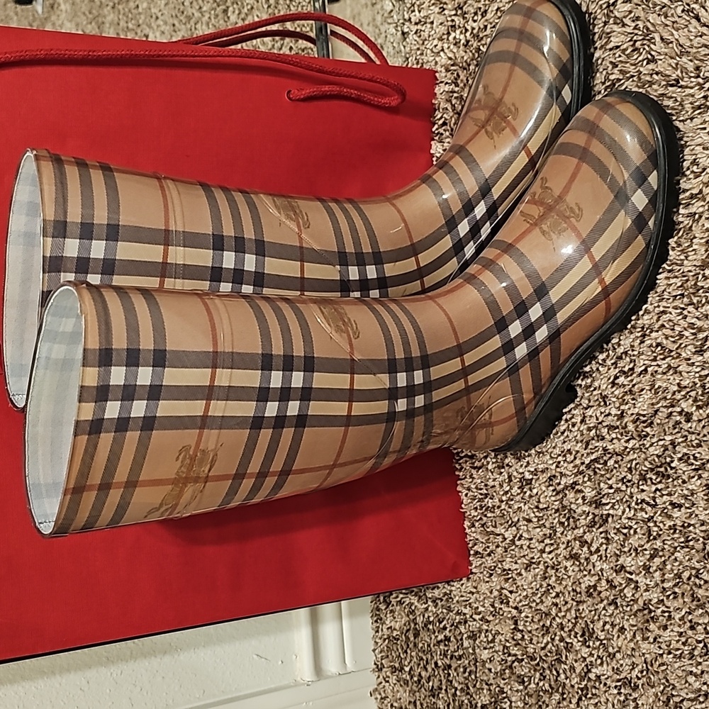 Like new burberry rain boots